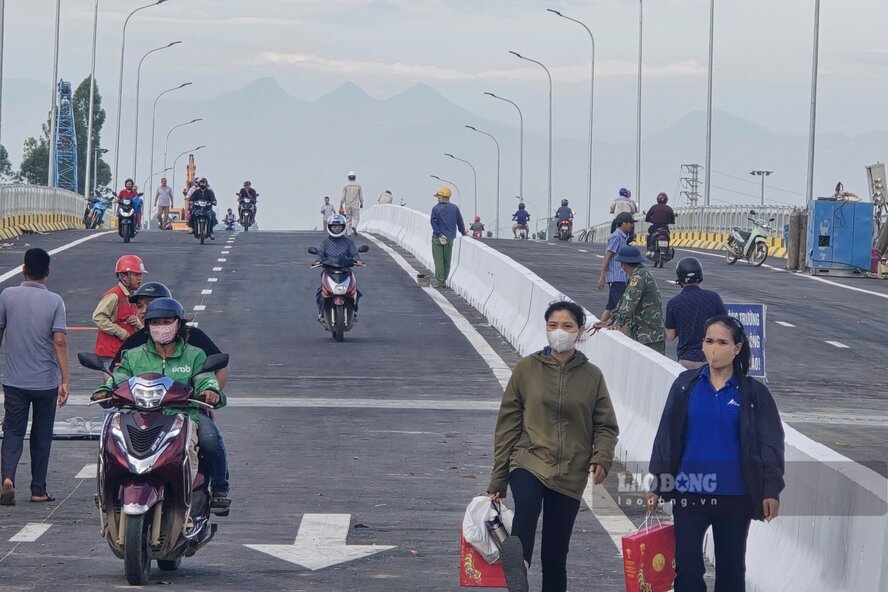 People are moved because the Phong Chau bridge construction unit allowed them to cross the bridge after the pontoon bridge temporarily stopped operating. Photo: To Cong.