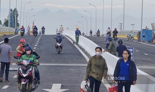 Người dân xúc động vì được đơn vị thi công cầu Phong Châu cho phép qua cầu sau khi cầu phao tạm dừng hoạt động. Ảnh: Tô Công.
