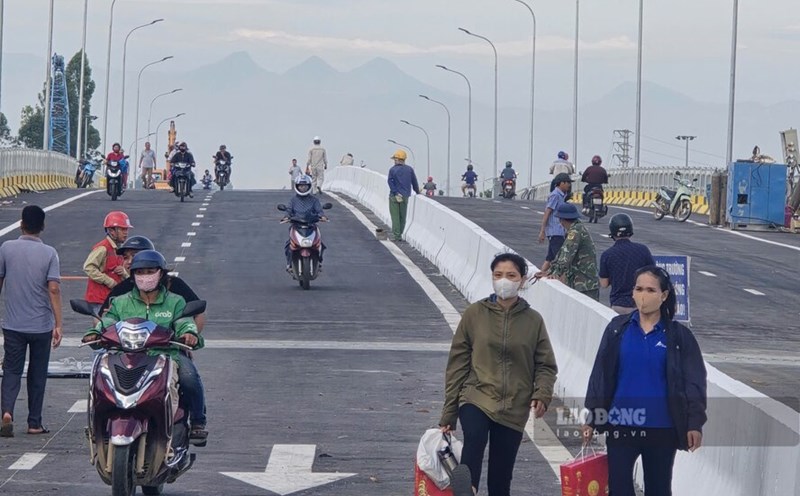 People are moved because the Phong Chau bridge construction unit allowed them to cross the bridge after the pontoon bridge temporarily stopped operating. Photo: To Cong.