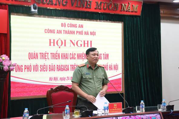 Colonel Nguyen Tien Dat, Deputy Director of Hanoi City Police Department, gave a speech directing the conference to disseminate and deploy key tasks to respond to super typhoon No. 9 Ragasa. Photo: Hanoi Police