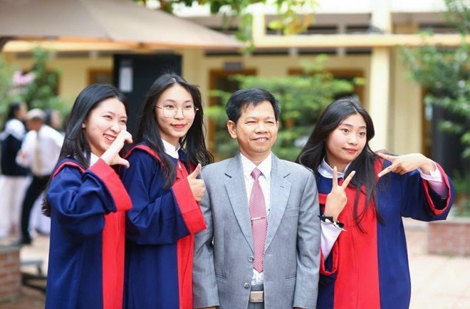 Teachers agree with the policy of unifying textbooks. (In the photo is Master Nguyen Quang Thi - Bao Loc High School, Lam Dong and his students). Photo: NVCC