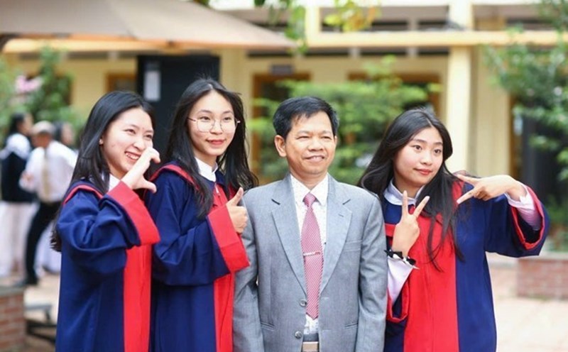 Teachers agree with the policy of unifying textbooks. (In the photo is Master Nguyen Quang Thi - Bao Loc High School, Lam Dong and his students). Photo: NVCC