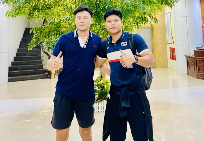 배구 선수 자크릿(오른쪽)이 MB 비엔퐁 팀 유니폼을 입고 베트남에 도착했습니다. 사진: 민득