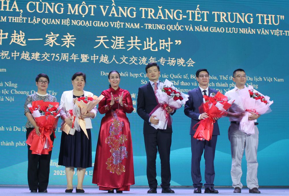 Pho Chu tich UBND TP Da Nang tang hoa cho doan bieu dien va lam viec cua Trung Quoc. Anh: Thanh Huyen