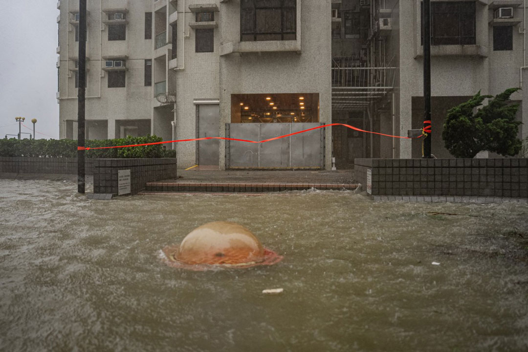 Một công viên ở Heng Fa Chuen bị ngập do lũ lụt gây ra bởi sóng bão khi siêu bão Ragasa đổ bộ vào Hong Kong (Trung Quốc) vào ngày 24.9.2025. Ảnh: AFP