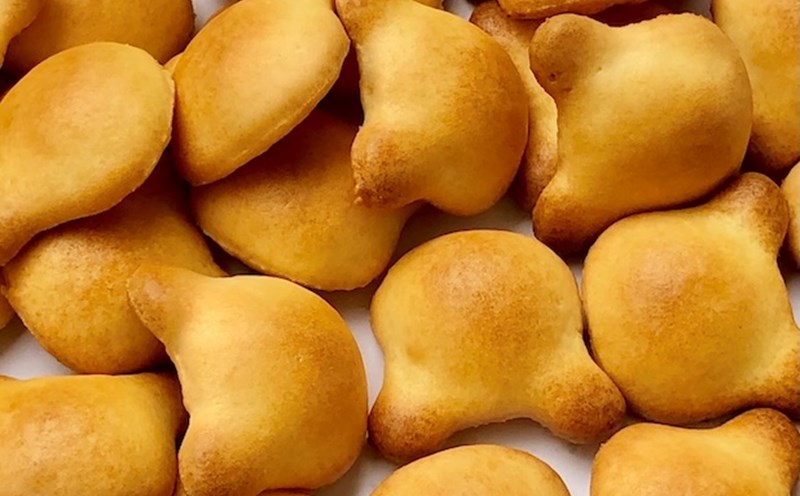 Limiting sweets in your diet is a simple way to balance hormones in middle-aged women. Photo: Kieu Vu