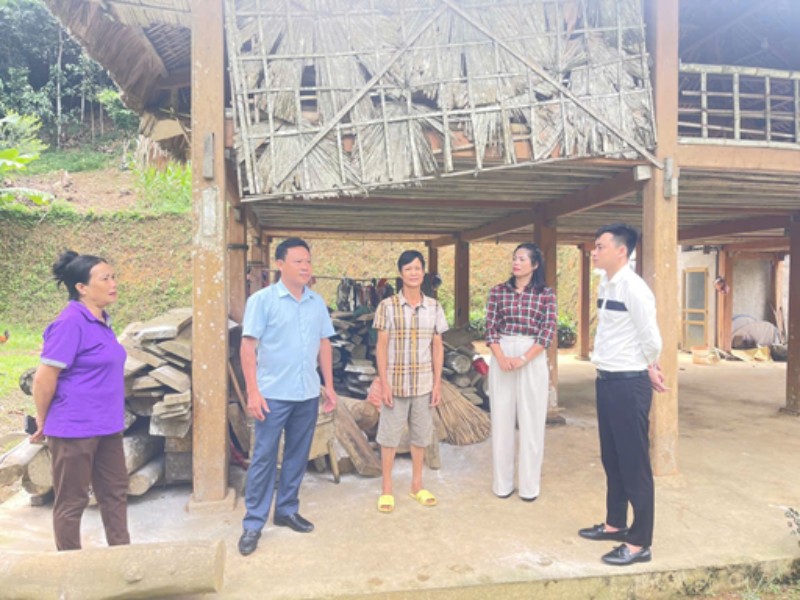 持続可能な貧困削減国家目標プログラムに属するプロジェクトを実施するための実地調査団。写真:ホアン・ハ