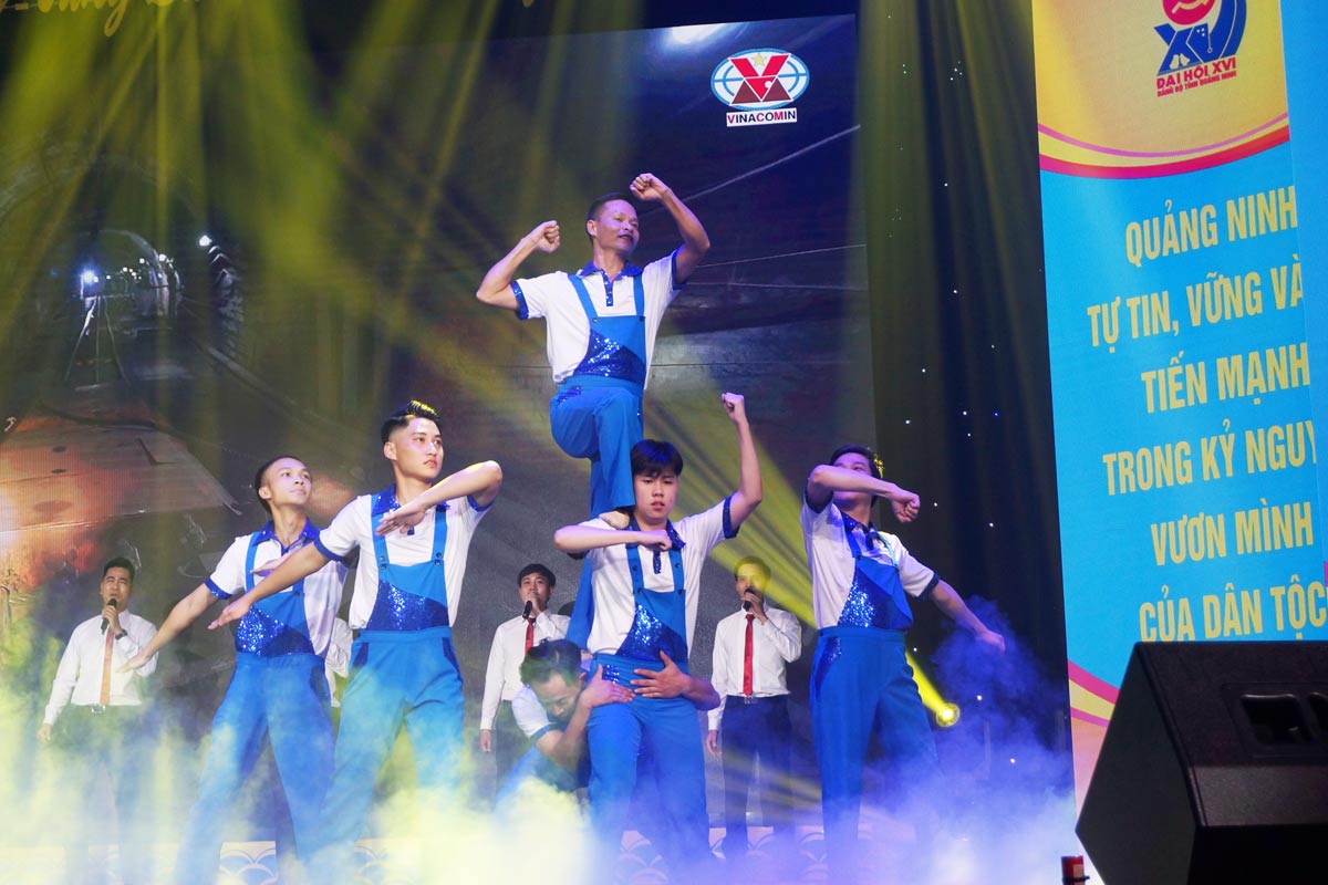 The Party singing and dancing performance is the spring of the Workers. Photo: Doan Hung