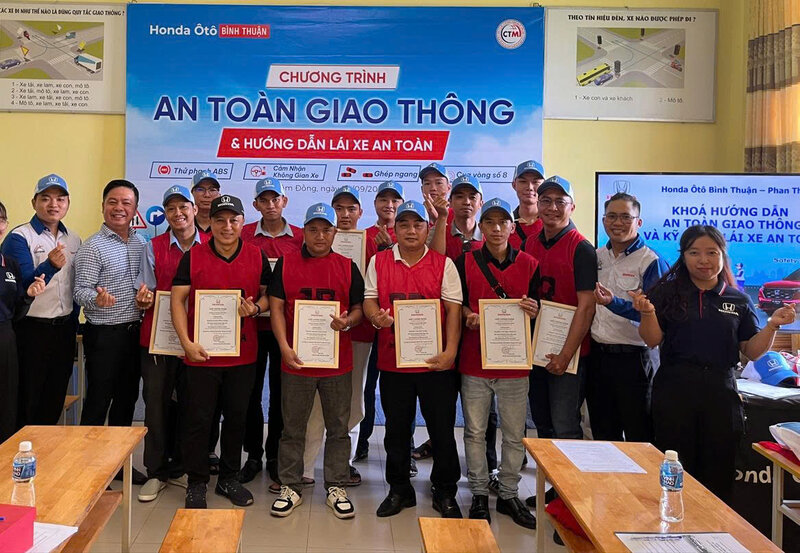 The Trade Union of the Binh Thuan Vocational Education and Driving Test Center coordinated to organize training to improve safe driving skills for workers. Photo: Lam Duc