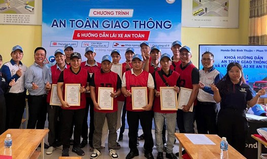 Công đoàn Trung tâm Giáo dục nghề nghiệp và Sát hạch lái xe Bình Thuận phối hợp tổ chức tập huấn nâng cao kỹ năng lái xe an toàn cho người lao động. Ảnh: Lâm Đức