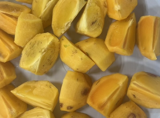 Soaked persimmons are a fruit that can support weight loss. Photo: Kieu Vu