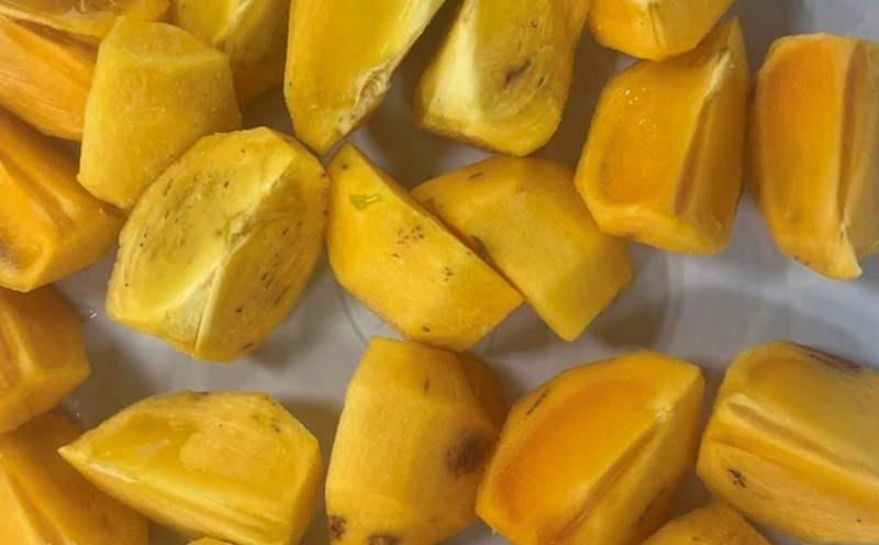 Soaked persimmons are a fruit that can support weight loss. Photo: Kieu Vu