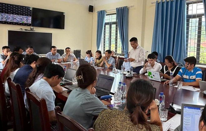 Ngay 10.9, tai xa Na Hy, hieu truong 11 truong hoc va 3 nha cung ung thuc pham da to chuc buoi lam viec keo dai gan 10 gio nhung van chua chot duoc don vi cung cap thuc pham. Anh: Van Thanh Chuong 