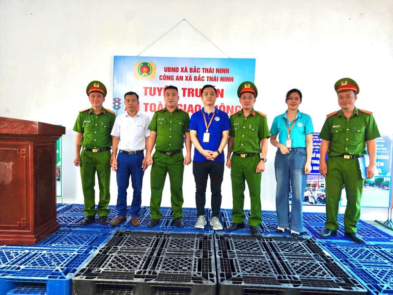 Bac Thai Ninh Commune Police and Premium Garment Company Limited agreed to sign the Regulations on coordination in maintaining order and traffic safety in industrial parks. Photo: Hung Yen Provincial Police