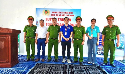 Công an xã Bắc Thái Ninh và Công ty TNHH May mặc Premium thống nhất ký kết Quy chế phối hợp giữ gìn trật tự, an toàn giao thông trong khu công nghiệp. Ảnh: Công an tỉnh Hưng Yên