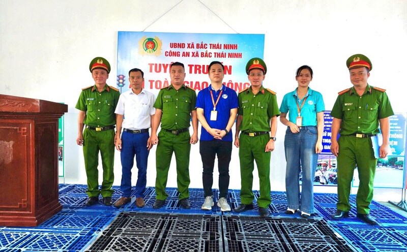 La policia de la comuna de Bac Thai Ninh y Premium Garment Co. Ltd. acordaron firmar el Reglamento de coordinacion para mantener el orden y la seguridad del trafico en las zonas industriales. Foto: Policia Provincial de Hung Yen