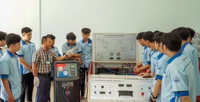 Mot gio hoc thuc hanh cua hoc sinh truong nghe tinh Ca Mau. Anh: Nhat Ho 