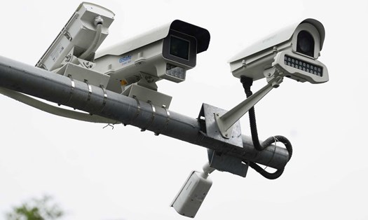 Hệ thống camera giám sát AI được lắp đặt trên đường Phạm Văn Bạch. Ảnh: Trà My