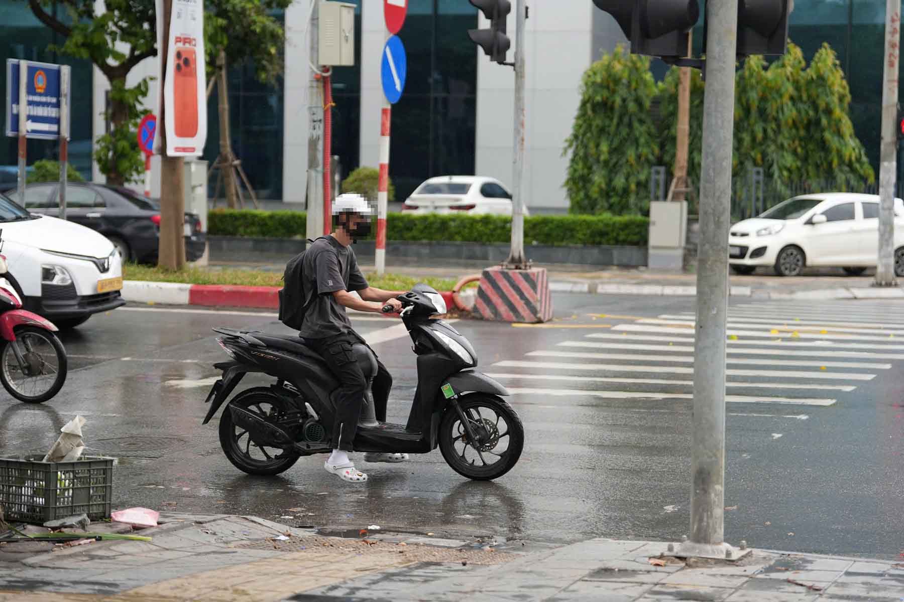 Phuong tien dung den do nhung qua vach ke duong. Anh: Tra My