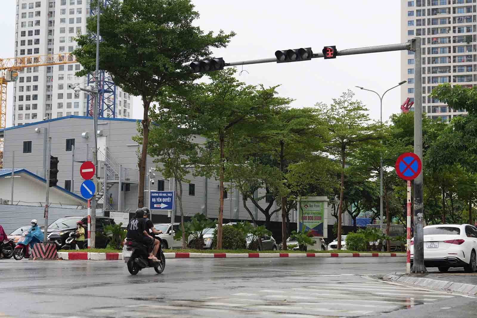 Mot phuong tien xe may vuot den do. Anh: Tra My
