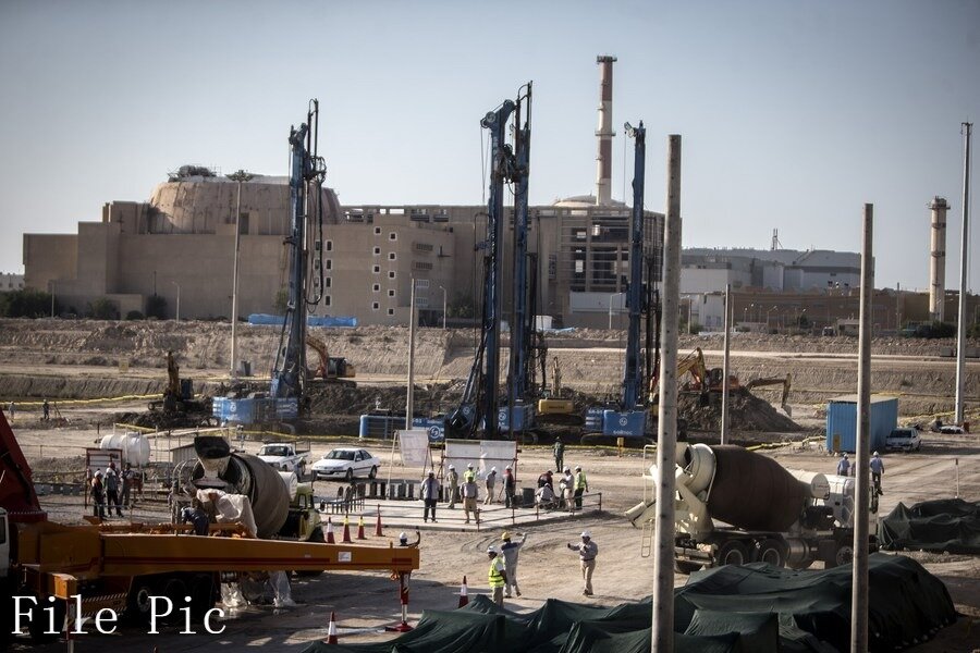 Cong nhan lam viec tai cong truong xay dung giai doan hai cua Nha may dien hat nhan Bushehr, mien Nam Iran, ngay 10.11.2019. Anh: Xinhua