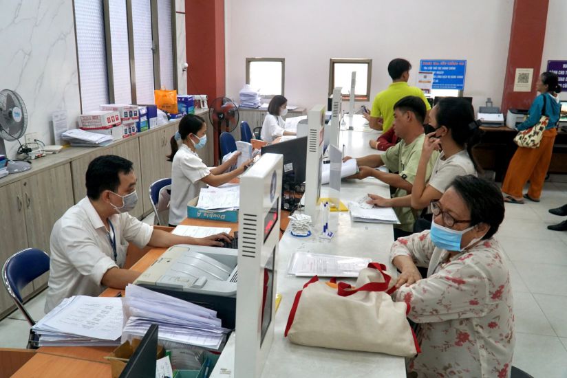 Tan Binh Ward receives an average of 300 to 400 records per day. Most of them are medical and certification requirements. Photo: Minh Tam