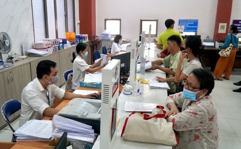 Tan Binh Ward receives an average of 300 to 400 records per day. Most of them are medical and certification requirements. Photo: Minh Tam