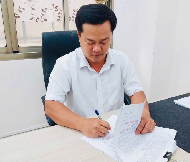 Ong Tran Quang Tung - Pho Giam doc Trung tam Phuc vu hanh chinh cong phuong Tan Binh - duoc Chu tich UBND phuong uy quyen ky sao y, chung thuc. Anh: Minh Tam