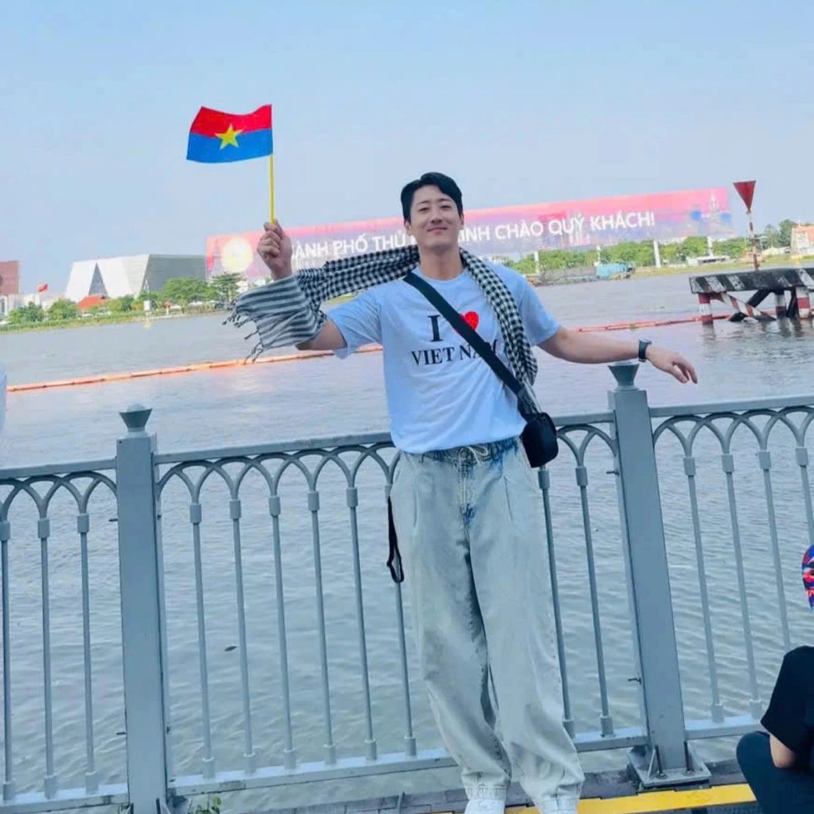 Chang trai Han Quoc du lich TPHCM dip Ky niem 50 nam Ngay Giai phong mien Nam, thong nhat dat nuoc. Anh: Nhan vat cung cap