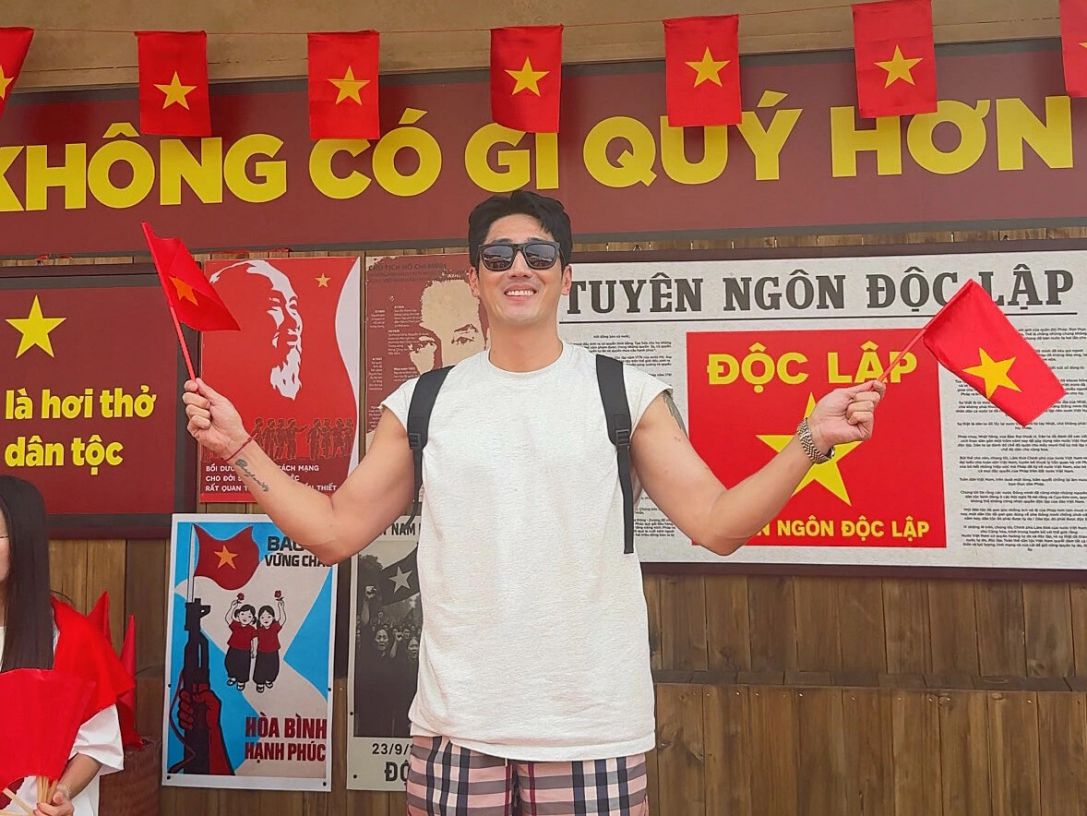 Jeong Jonghyeok checked in at a red flag coffee shop with a yellow star on the occasion of National Day 2.9 in Vietnam. Photo: Character provided