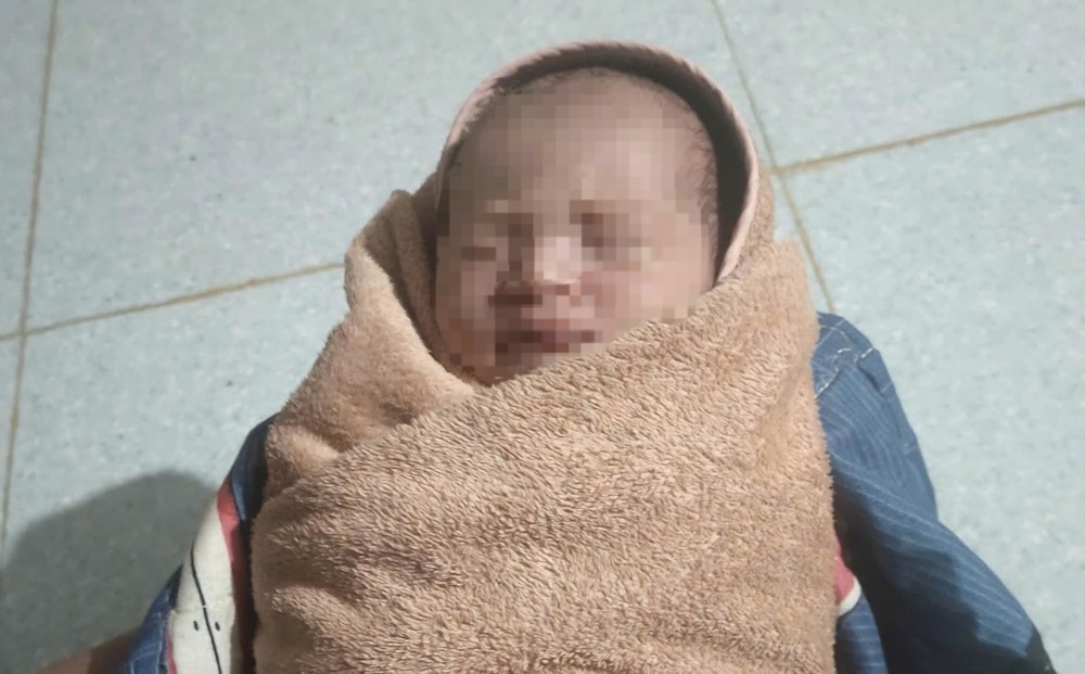 Newborn baby girl abandoned in Huong Bac village, Cua Tung commune. Photo: H.Nguyen