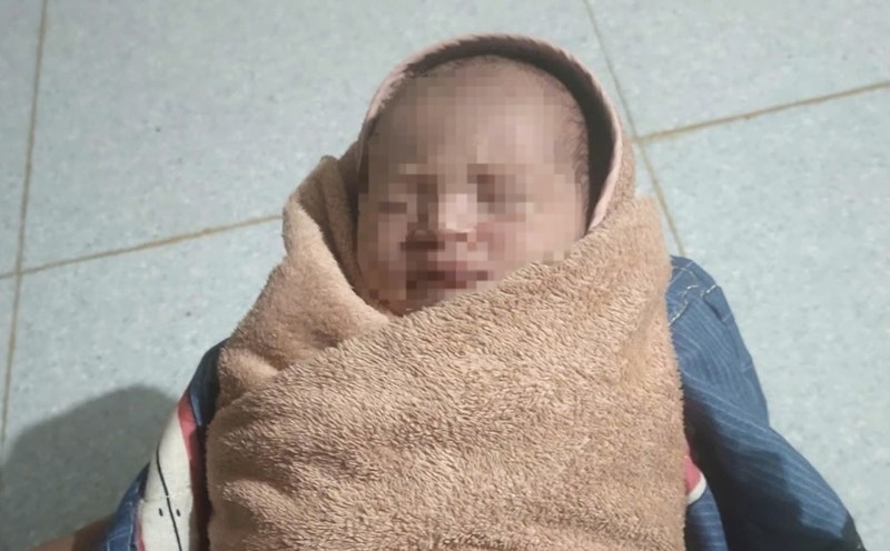 Newborn baby girl abandoned in Huong Bac village, Cua Tung commune. Photo: H.Nguyen