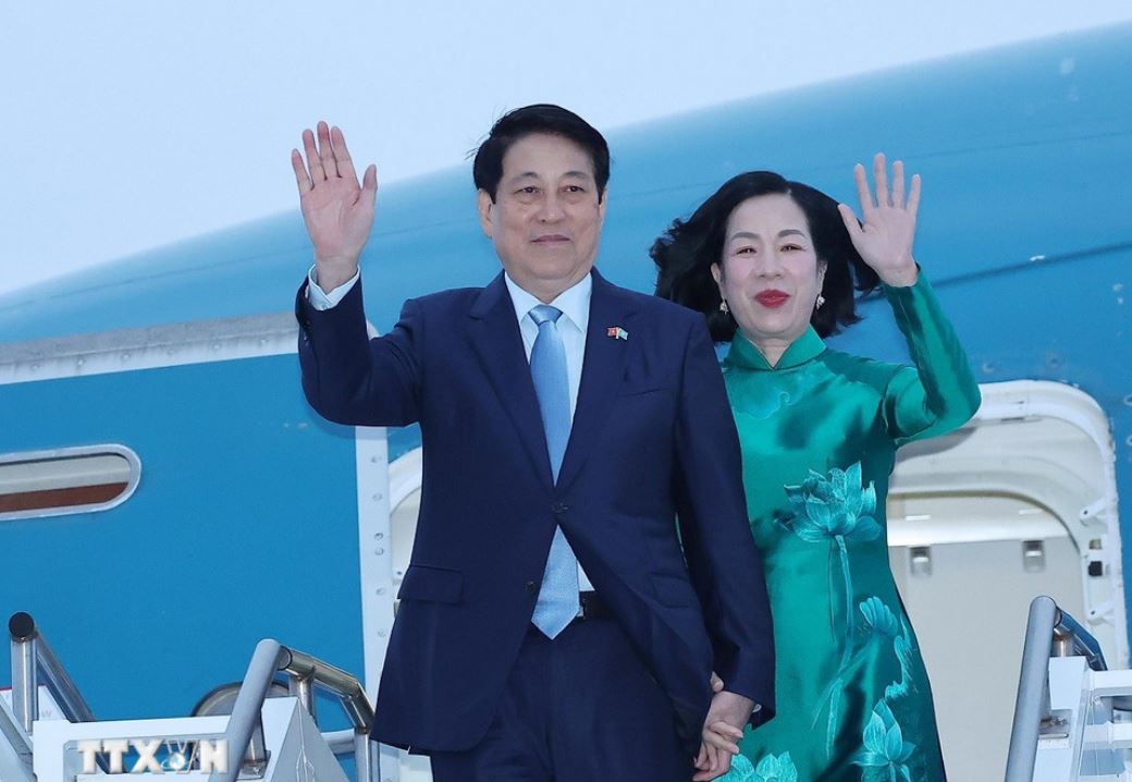 Politburo member and President Luong Cuong and his wife left New York and returned home. Photo: VNA