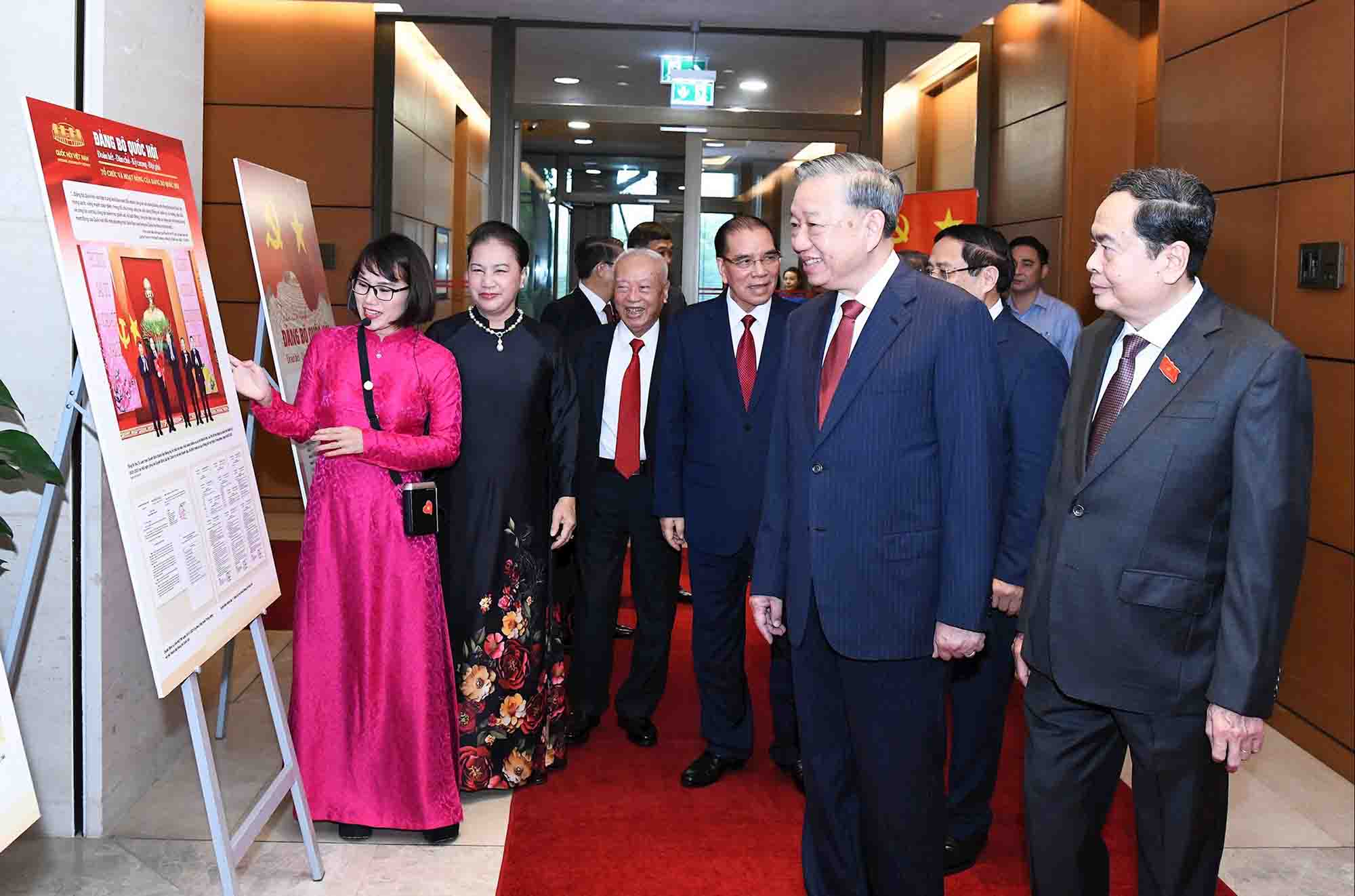 General Secretary To Lam and leaders and former leaders of the Party and State visited the exhibition "National Assembly Party Committee: Solidarity - Democracy - Discipline - Breakthrough". Photo: Lam Hien.