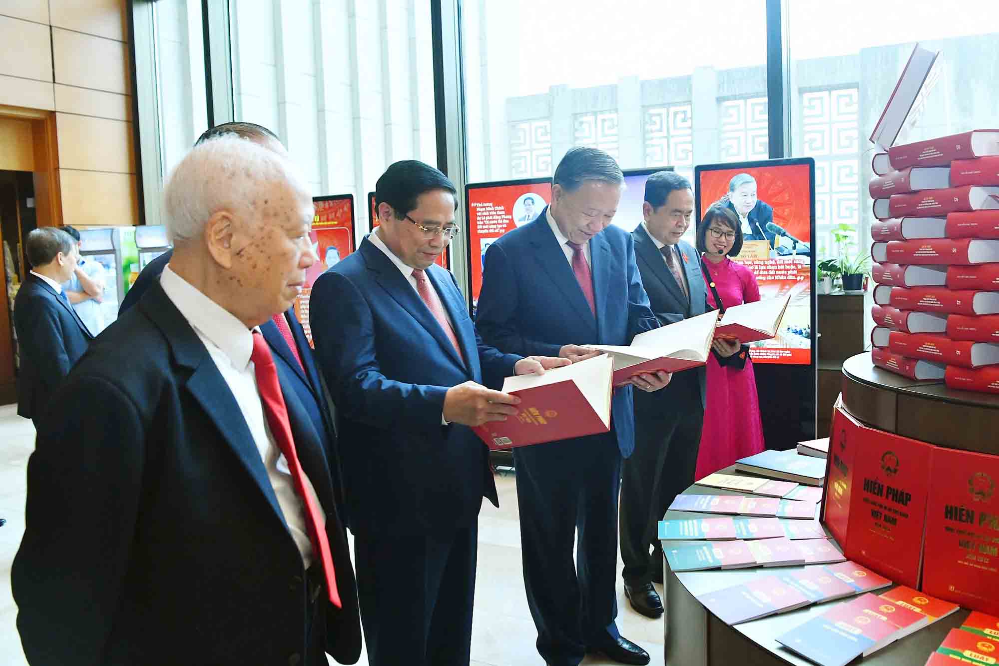 Tong Bi thu To Lam cung lanh dao, nguyen lanh dao Dang, Nha nuoc tham quan trien lam “Dang bo Quoc hoi: Doan ket - Dan chu - Ky cuong - Dot pha”. Anh: Quang Khanh.
