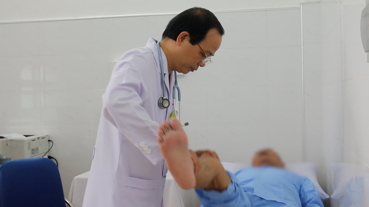 People over 40 need to have regular health and bone density checks to detect osteoporosis early. Photo: Nguyen Ly