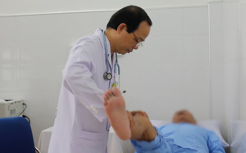 People over 40 need to have regular health and bone density checks to detect osteoporosis early. Photo: Nguyen Ly