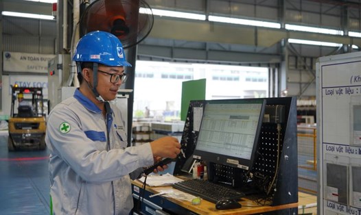 Anh Đặng Văn Hiệp với sáng kiến giúp anh nhận được Bằng Lao động sáng tạo năm 2024. Ảnh: Mai Dung