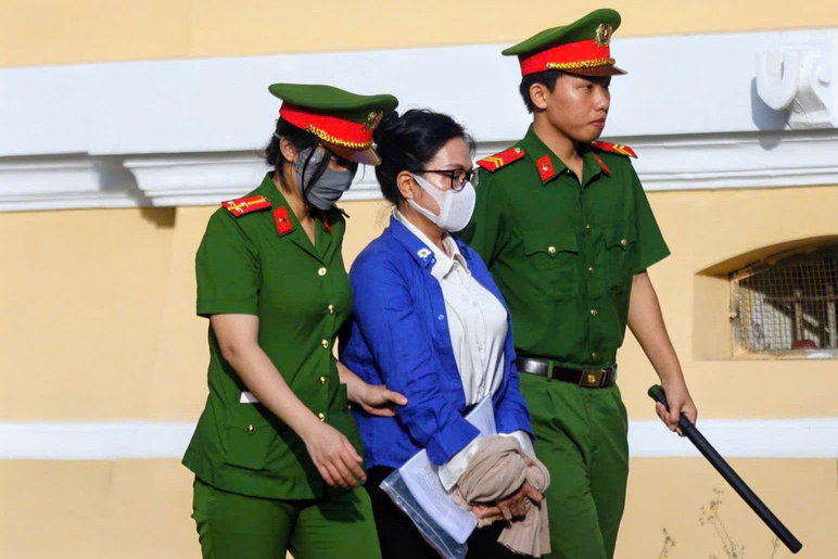 Clip L'ancien directeur general de Gold and Silver SJC Le Thuy Hang a ete escorte a la cour