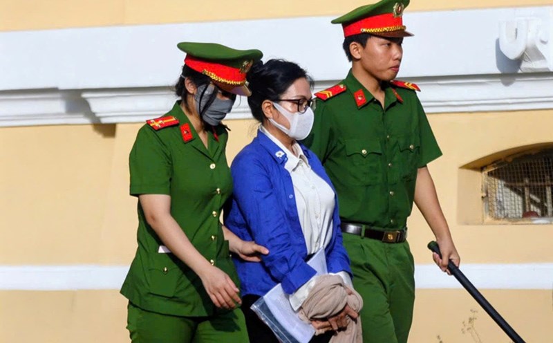 Clip Former SJC Gold and Silver General Director Le Thuy Hang being escorted to court