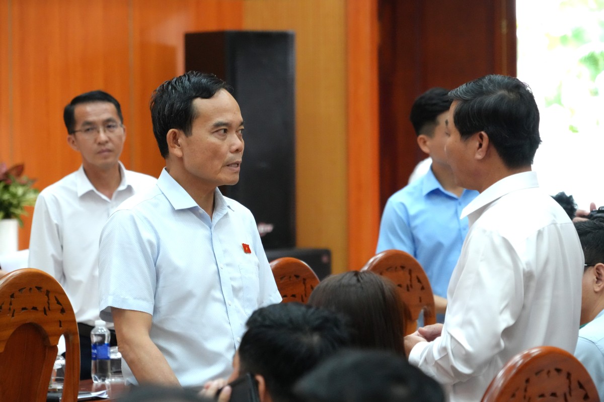 Bi thu TPHCM Tran Luu Quang trao doi voi cu tri truoc them hoi nghi. Anh: Thanh An