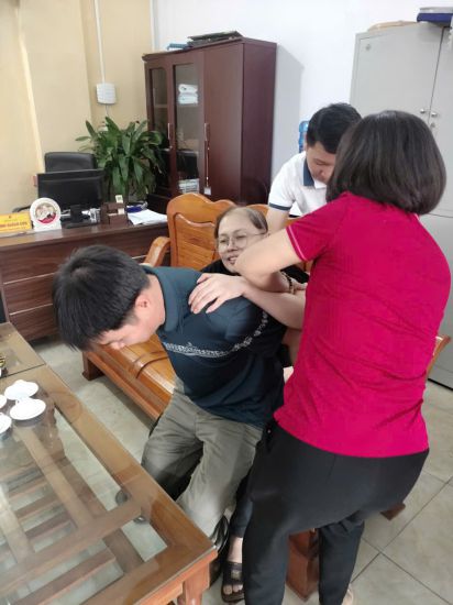 Chi Nguyen Thi Bich Lien duoc nguoi than, dong nghiep dua den tru so UBND xa Xuan Ai, tinh Lao Cai tham gia doi thoai. Anh: Bao Nguyen