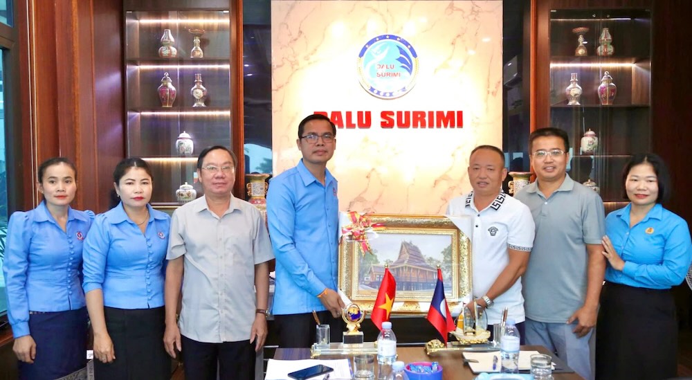 At the meeting, leaders of the Salavan Provincial Trade Union Union presented souvenirs to Song Gianh Seafood Joint Stock Company. Photo: Hai Trung