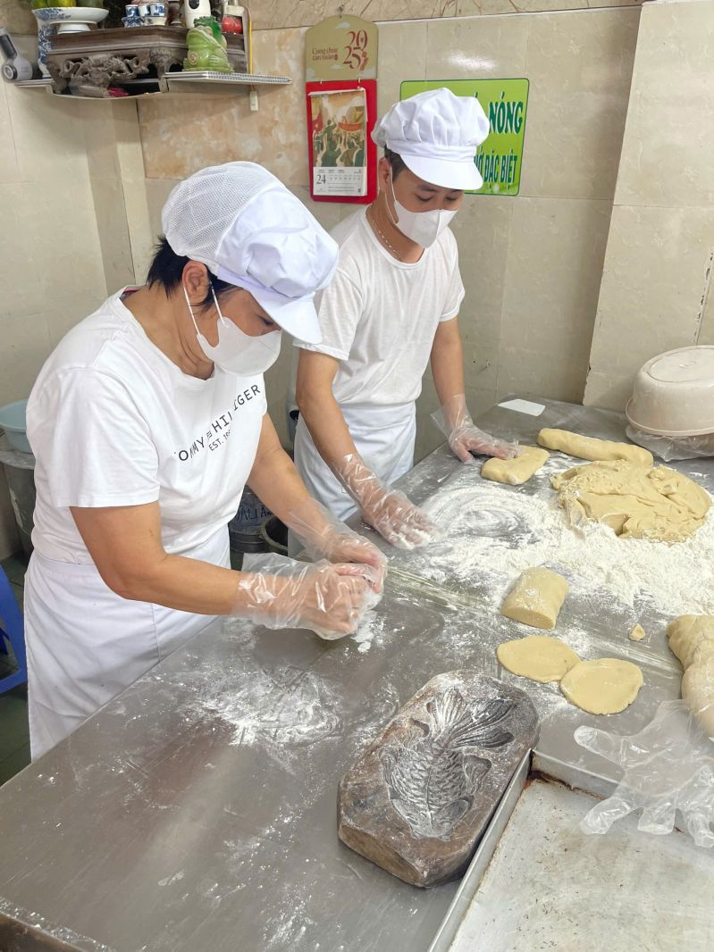 Mrs. Hau always makes it by hand, putting her heart into each mooncake. Photo: Character provided