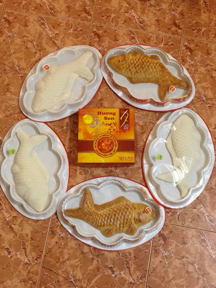 Banh Trung thu ca chep nuong - deo co truyen tai hieu banh Huong Sen.  Anh: Nhan vat cung cap