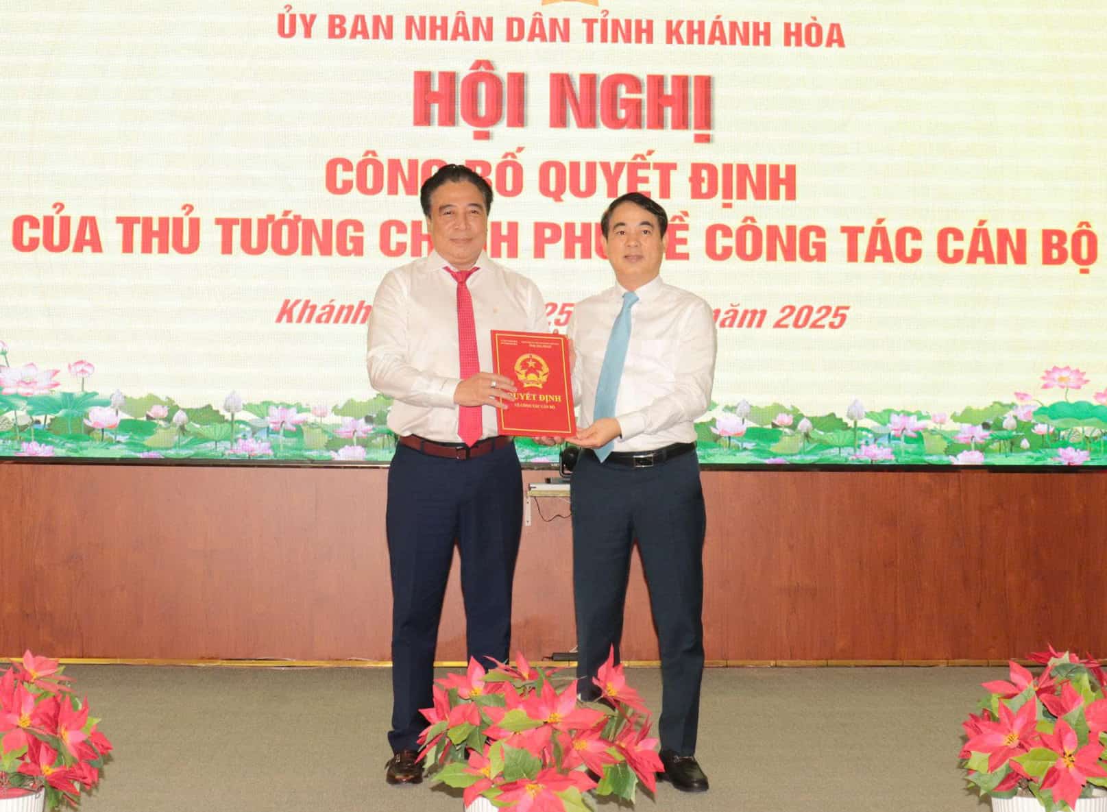 Khanh Hoa Provincial Party Secretary Nghiem Xuan Thanh presented the Prime Minister's decision to Mr. Nguyen Khac Toan. Photo: Huu Long