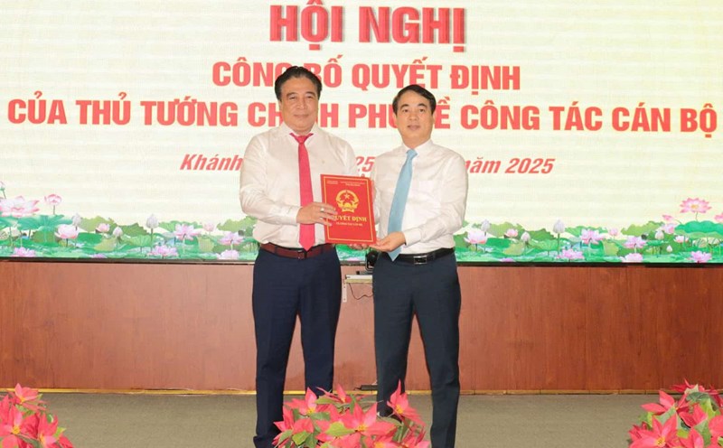 Khanh Hoa Provincial Party Secretary Nghiem Xuan Thanh presented the Prime Minister's decision to Mr. Nguyen Khac Toan. Photo: Huu Long