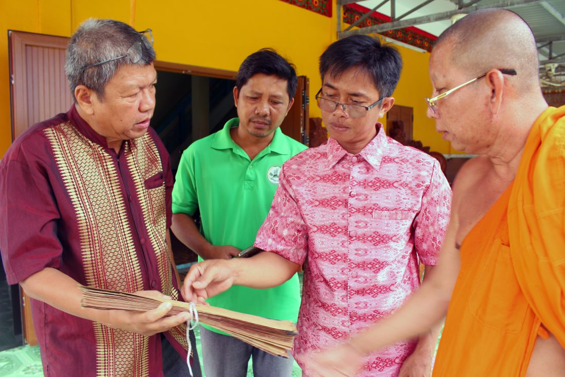 Ong Sok Kha Mo Ni - nguyen Hieu truong Truong THCS xa O Lam, tinh An Giang (bia trai), Sai ca chua Prey Veng cung cac thay giao nghien cuu ve kinh la tai chua. Anh: Luc Tung