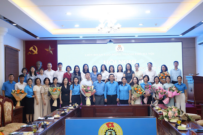 The Hanoi City Labor Federation organized the announcement of the Decision to establish a grassroots Trade Union. Photo: Manh Quan