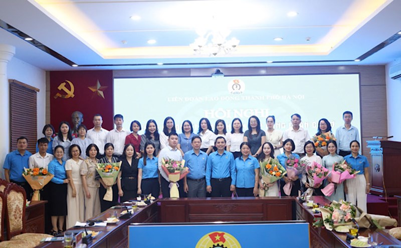 The Hanoi City Labor Federation organized the announcement of the Decision to establish a grassroots Trade Union. Photo: Manh Quan